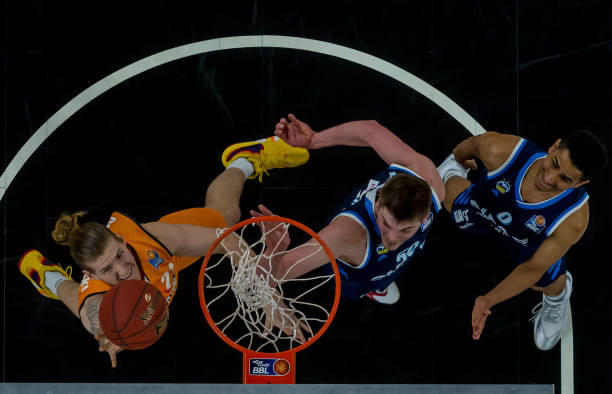 于在主场迎 于在主场迎